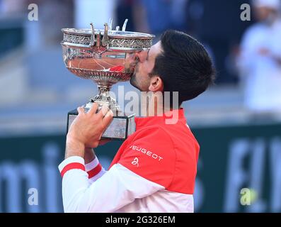 Parigi, fra. 13 giugno 2021. Paris, Roland Garros, French Open Day 15 13/06/2021 Novak Djokovic (SRB con trofeo dopo aver vinto i singoli Mens Final Credit: Roger Parker/Alamy Live News Foto Stock