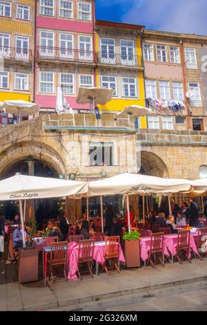 Porto, Portogallo - Aprile 1, 2018: città vecchia Ribeira promenade visualizzare e persone Foto Stock