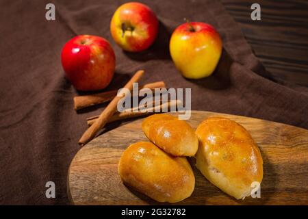 Mazzi di mele fresche con cannella, per colazione Foto Stock