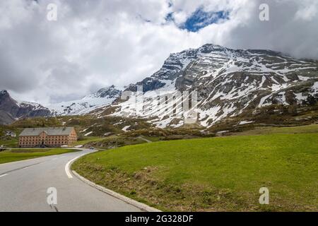 Paesaggi meravigliosi durante il viaggio sull'alto Passo del Sempione in Svizzera Foto Stock