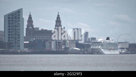 Viking Venus, una nave da crociera che salite a bordo dei suoi passeggeri nello storico molo di Liverpool Foto Stock