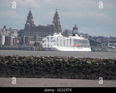 Storico lungomare di Liverpool con una nave da crociera Viking a bordo dei suoi passeggeri Foto Stock