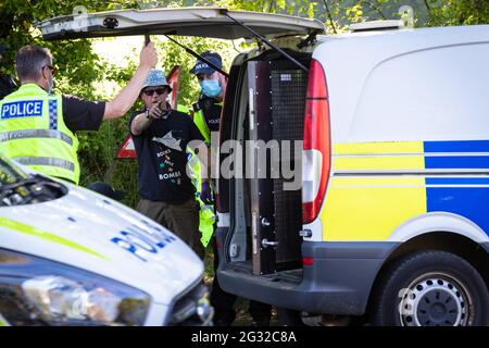 Un protestante della ribellione dell'estinzione viene arrestato dopo aver bloccato una rotatoria con un pulmino vicino al sito per il vertice del G7, causando la deviazione del traffico. I gruppi di protesta ambientale si riuniscono in Cornovaglia come primo ministro britannico, Boris Johnson, che ospita leader di Stati Uniti, Giappone, Germania, Francia, Italia e Canada al vertice del G7 a Carbis Bay. Quest'anno il Regno Unito ha invitato Australia, India, Sud Africa e Corea del Sud a partecipare al vertice dei leader come paesi ospiti e l'UE. I gruppi di protesta sperano di evidenziare le loro varie cause ai leader del G7 e a un pubblico globale come gli occhi della bacchetta Foto Stock