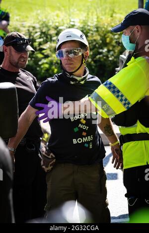 Un protestante della ribellione dell'estinzione viene arrestato dopo aver bloccato una rotatoria con un pulmino vicino al sito per il vertice del G7, causando la deviazione del traffico. I gruppi di protesta ambientale si riuniscono in Cornovaglia come primo ministro britannico, Boris Johnson, che ospita leader di Stati Uniti, Giappone, Germania, Francia, Italia e Canada al vertice del G7 a Carbis Bay. Quest'anno il Regno Unito ha invitato Australia, India, Sud Africa e Corea del Sud a partecipare al vertice dei leader come paesi ospiti e l'UE. I gruppi di protesta sperano di evidenziare le loro varie cause ai leader del G7 e a un pubblico globale come gli occhi della bacchetta Foto Stock