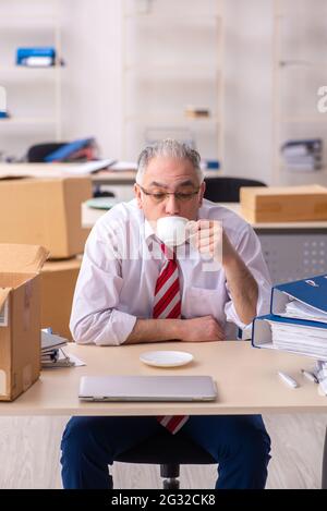 Vecchio dipendente in movimento Foto Stock