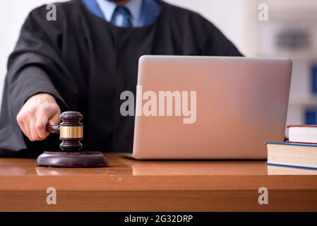 Giovane giudice che lavora in aula Foto Stock