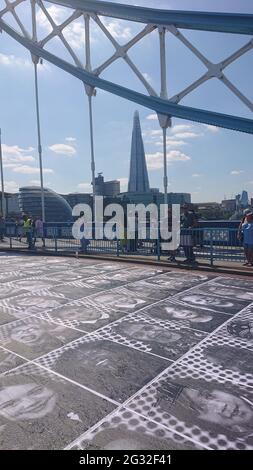 Tower Bridge, Londra, 13 luglio 2021. Inside out Project mostra d'arte all'aperto che mostra ritratti di londinesi incollati sulla strada sul Tower Bridge. Foto Stock