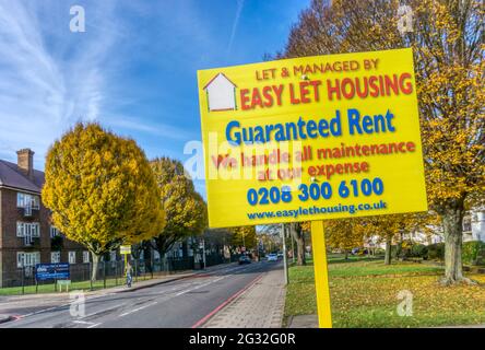 Segno per un facile alloggiamento di lasciare la proprietà di trasferimento e la proprietà di agenti di gestione a Bromley, a sud di Londra. Foto Stock