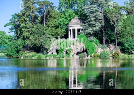 Vincennes, tempio dell'amore e grotta artificiale sul lago Daumesnil, nel parco pubblico Foto Stock