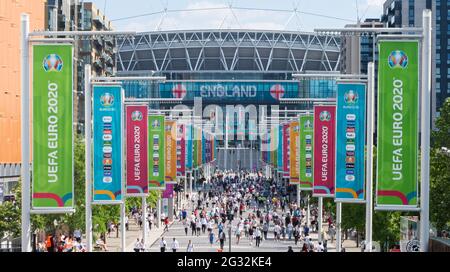 Londra, Regno Unito. 13 giugno 2021. I tifosi di calcio partono in testa a Englands il primo appuntamento del Campionato UEFA Euro 2020 Gruppo D tra Inghilterra e Croazia al Wembley Stadium. Credit: Michael Tubi/Alamy Live News Foto Stock