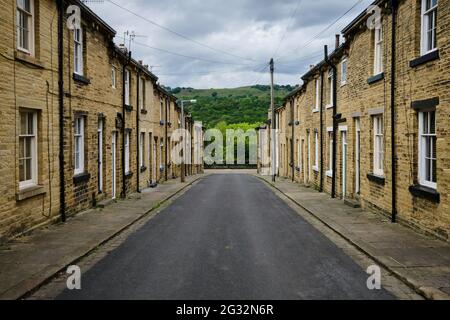 Herbert Street, senza auto o persone, una strada nel villaggio di Saltaire, un sito patrimonio dell'umanità dell'UNESCO famoso per il suo modello di villaggio parte di Salts Mill Foto Stock