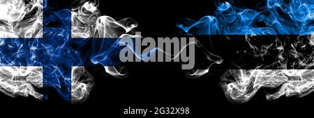 Finlandia, Finlandia vs Estonia, bandiere affumicate estoni affiancate. Foto Stock