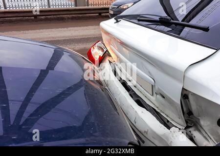 Incidente su strada. Auto danneggiate dopo una collisione. Frammento di un paraurti rotto. Foto Stock