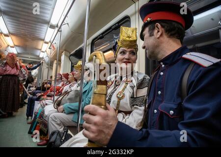 Mosca, Russia. 12 giugno 2021 UNA coppia in costumi tradizionali russi corre in una macchina metropolitana di Mosca durante le festività nazionali della Russia Foto Stock