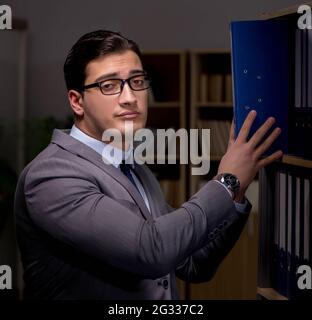 Imprenditore quasi addormentarsi a lavorare fino a tardi in ufficio Foto Stock