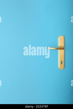 Maniglia della porta in oro su sfondo blu. Concetto minimo di fermo immagine con ampio spazio di copia. Minimo stile di posa piatto per la fotografia. Foto Stock