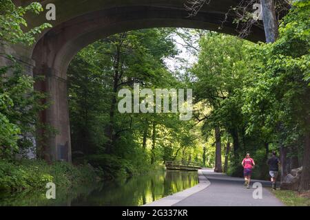 Persone che si allenano lungo il canale nel Brandywine Park lungo il fiume Brandywine nel quartiere del centro di Wilmington, Delaware, USA Foto Stock