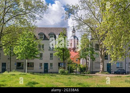 Berlino, Germania - 23 maggio 2021: Vista dal lungofiume Havel Lindenufer alla chiesa di San Nicola costruita nel tardo 14 ° secolo nel vecchio Foto Stock