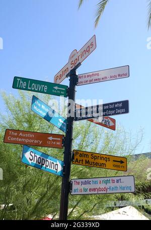 Palm Springs, California, USA 10 giugno 2021 UNA vista generale dell'atmosfera dei cartelli sulla Palm Canyon Drive a Palm Springs, California, USA. Foto di Barry King/Alamy Stock foto Foto Stock