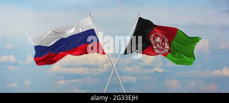 Bandiere della Russia e dell'Afghanistan che sventolano nel vento su flagpoli contro il cielo con le nuvole nella giornata di sole. Simboleggiare il rapporto, il dialogo tra due cou Foto Stock