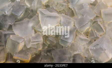 cristalli cubici semitrasparenti blu chiaro di fluorite Foto Stock