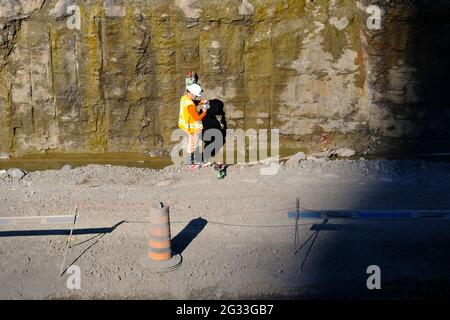 Operaio di costruzione sulla linea di Trillium espansione alla stazione di Carling che ha una rottura. Ottawa, Ontario, Canada. Foto Stock