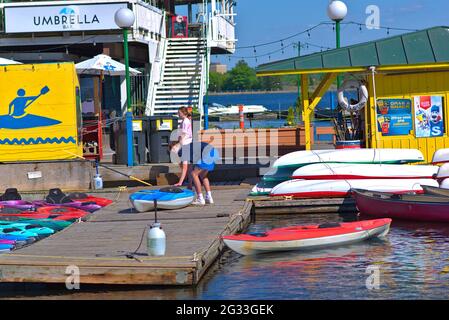 Noleggio barca al tempo di COVID. Disinfettante e maschere come personale preparano i kayak per una giornata di sole sul lago Dow's, Ottawa, Canada. Foto Stock