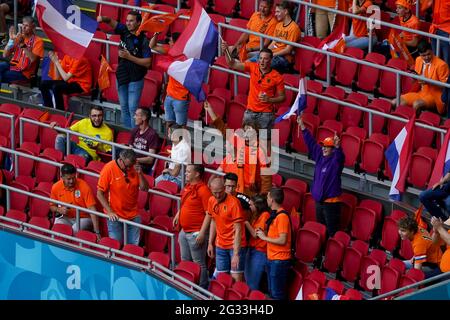 AMSTERDAM, PAESI BASSI - GIUGNO 13: Tifosi dei Paesi Bassi durante la partita del Campionato UEFA Euro 2020 Gruppo C tra Paesi Bassi e Ucraina alla Johan Cruijff Arena il 13 giugno 2021 ad Amsterdam, Paesi Bassi (Foto di Andre Weening/Orange Pictures) Credit: Orange Pics BV/Alamy Live News Foto Stock