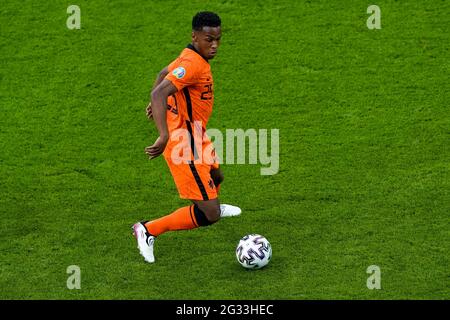 AMSTERDAM, PAESI BASSI - GIUGNO 13: Jurrien Timber of the Netherlands durante il Campionato UEFA Euro 2020 Gruppo C tra Paesi Bassi e Ucraina alla Johan Cruijff Arena il 13 giugno 2021 ad Amsterdam, Paesi Bassi (Foto di Andre Weening/Orange Pictures) Credit: Orange Pics BV/Alamy Live News Foto Stock