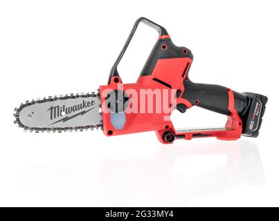 mini motosega elettrica portatile su fondo giardino estivo Foto stock -  Alamy