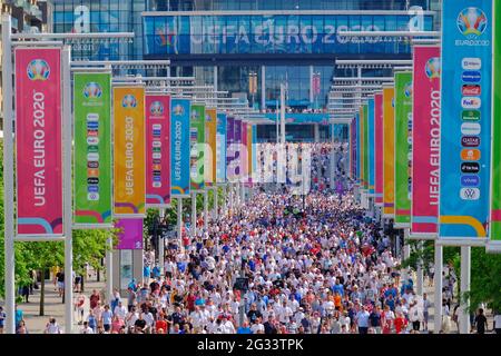 Londra, Regno Unito. 22,500 tifosi di calcio partono dallo stadio di Wembley dopo la vittoria dell'Inghilterra (1-0) sulla Croazia in una partita di gruppo di Euro 2020 Foto Stock