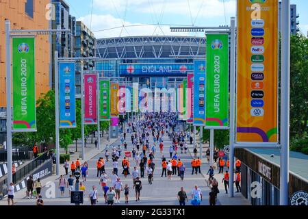 Londra, Regno Unito. Una vista della Olympic Way che guarda verso lo Stadio di Wembley durante la prima partita di calcio in Inghilterra nel torneo Euro 2020 contro la Croazia Foto Stock