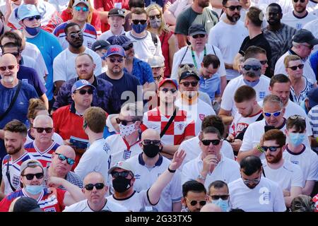 Londra, Regno Unito. I tifosi croati che indossano i colori controllati della squadra lasciano lo stadio di Wembley dopo la loro sconfitta del 1-0 contro l'Inghilterra negli Euro 2020 Foto Stock