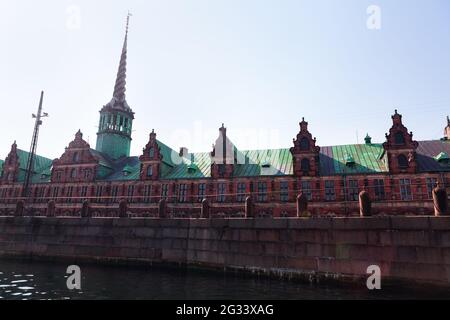 Borsen famoso edificio a Copenhagen. edificio sul lungomare del xvii secolo, ex borsa con una splendida guglia Foto Stock