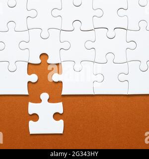 Set di pezzi di puzzle bianchi e ultimo pezzo Foto Stock