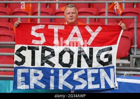 Amsterdam, Paesi Bassi. 13 giugno 2021. Un fan dei Paesi Bassi mostra un banner a sostegno della Danimarca Christian Eriksen prima durante la partita del Campionato UEFA Euro 2020 Gruppo C tra Paesi Bassi e Ucraina ad Amsterdam, Paesi Bassi, 13 giugno 2021. Credit: Zheng Huansong/Xinhua/Alamy Live News Foto Stock