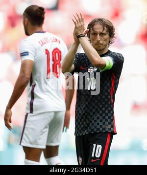 Londra, Gran Bretagna. 13 giugno 2021. Luka Modric (R) della Croazia saluta i tifosi dopo la partita del Gruppo D tra Inghilterra e Croazia al Campionato UEFA Euro 2020 di Londra, Gran Bretagna, il 13 giugno 2021. Credit: Han Yan/Xinhua/Alamy Live News Foto Stock