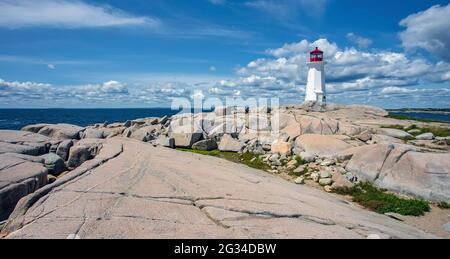 Faro di Peggy's Point in Nuova Scozia in una giornata leggermente nuvolosa. Foto Stock