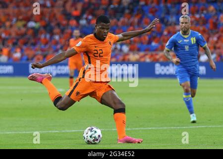 Amsterdam, Paesi Bassi. 13 giugno 2021. Denzel Dumfries dei Paesi Bassi spara durante la partita del Campionato UEFA Euro 2020 Gruppo C tra Paesi Bassi e Ucraina ad Amsterdam, Paesi Bassi, 13 giugno 2021. Credit: Zheng Huansong/Xinhua/Alamy Live News Foto Stock