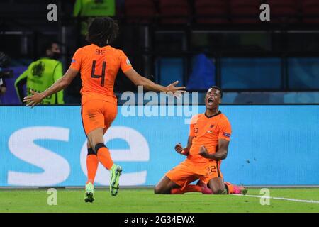 Amsterdam, Paesi Bassi. 13 giugno 2021. Denzel Dumfries (R) dei Paesi Bassi festeggia il campionato UEFA Euro 2020 di Gruppo C tra Paesi Bassi e Ucraina ad Amsterdam, Paesi Bassi, il 13 giugno 2021. Credit: Zheng Huansong/Xinhua/Alamy Live News Foto Stock