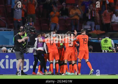 Amsterdam, Paesi Bassi. 13 giugno 2021. I giocatori dei Paesi Bassi festeggiano durante la partita del Campionato UEFA Euro 2020 di Gruppo C tra Paesi Bassi e Ucraina ad Amsterdam, Paesi Bassi, il 13 giugno 2021. Credit: Zheng Huansong/Xinhua/Alamy Live News Foto Stock