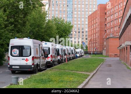 San Pietroburgo, Russia - 13 giugno 2021: Una linea di ambulanze attende il turno presso il reparto di ammissione dell'ospedale Pokrovskaya. Foto Stock