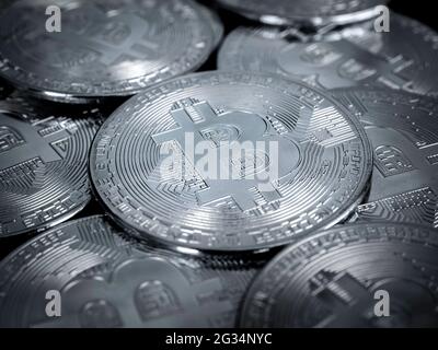 Background tecnologico Bitcoin. Primo piano bitcoins argento, concetto di investimento criptovaluta. Il futuro digitale moneta fondo finanziario. Foto Stock