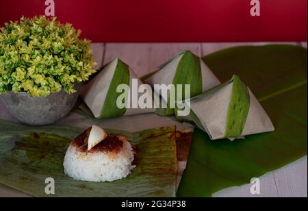 Una porzione di Nasi Lemak, riso cotto con latte di cocco, un piatto locale popolare in Malesia. Punti di messa a fuoco selettivi. Sfondo sfocato Foto Stock