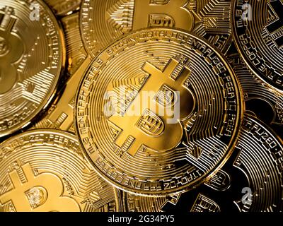 Background tecnologico Bitcoin. Chiudi le pile di monete d'oro in tonalità scura. Concetto di investimento in criptovaluta. Finan di moneta del futuro digitale Foto Stock