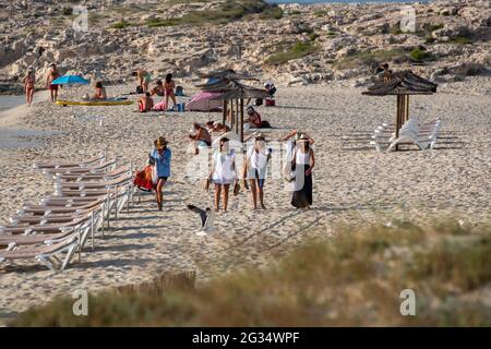 Formentera, Spagna: 2021 giugno 13: Turisti che si godono la spiaggia Illetes a Formentera in Spagna ai tempi di Covid19 Foto Stock