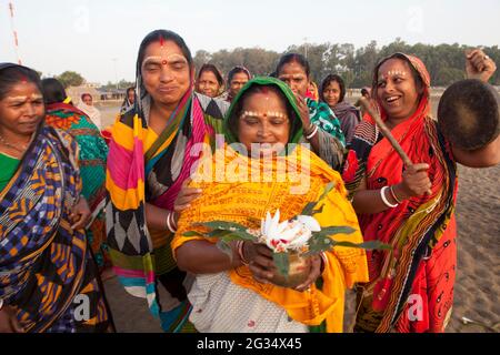 La gente di Odisha, India, celebra un rituale chiamato Boitha Bandhana , che cita il glorioso passato marittimo della regione. Foto Stock