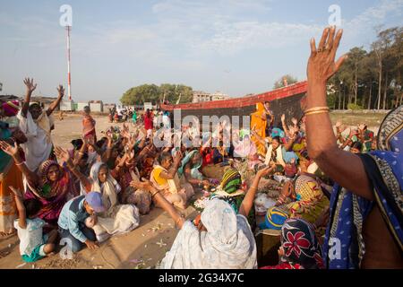 La gente di Odisha, India, celebra un rituale chiamato Boitha Bandhana , che cita il glorioso passato marittimo della regione. Foto Stock