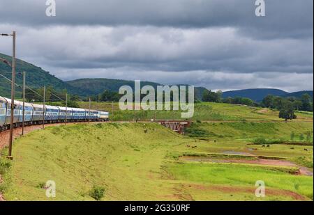 Treni Indian Railways Kirandul passeggero che corre attraverso la valle di Araku, Andhra Pradesh, India Foto Stock