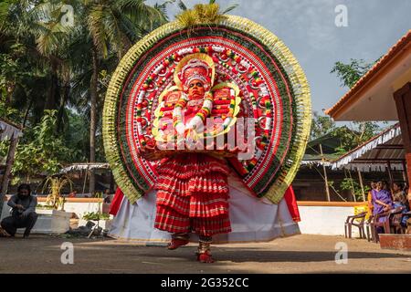 L'artista theyyam si esibir durante il festival del tempio a Payyanur, Kerala, India. Foto Stock